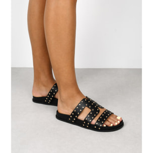 Sandalias planas negras con tachas