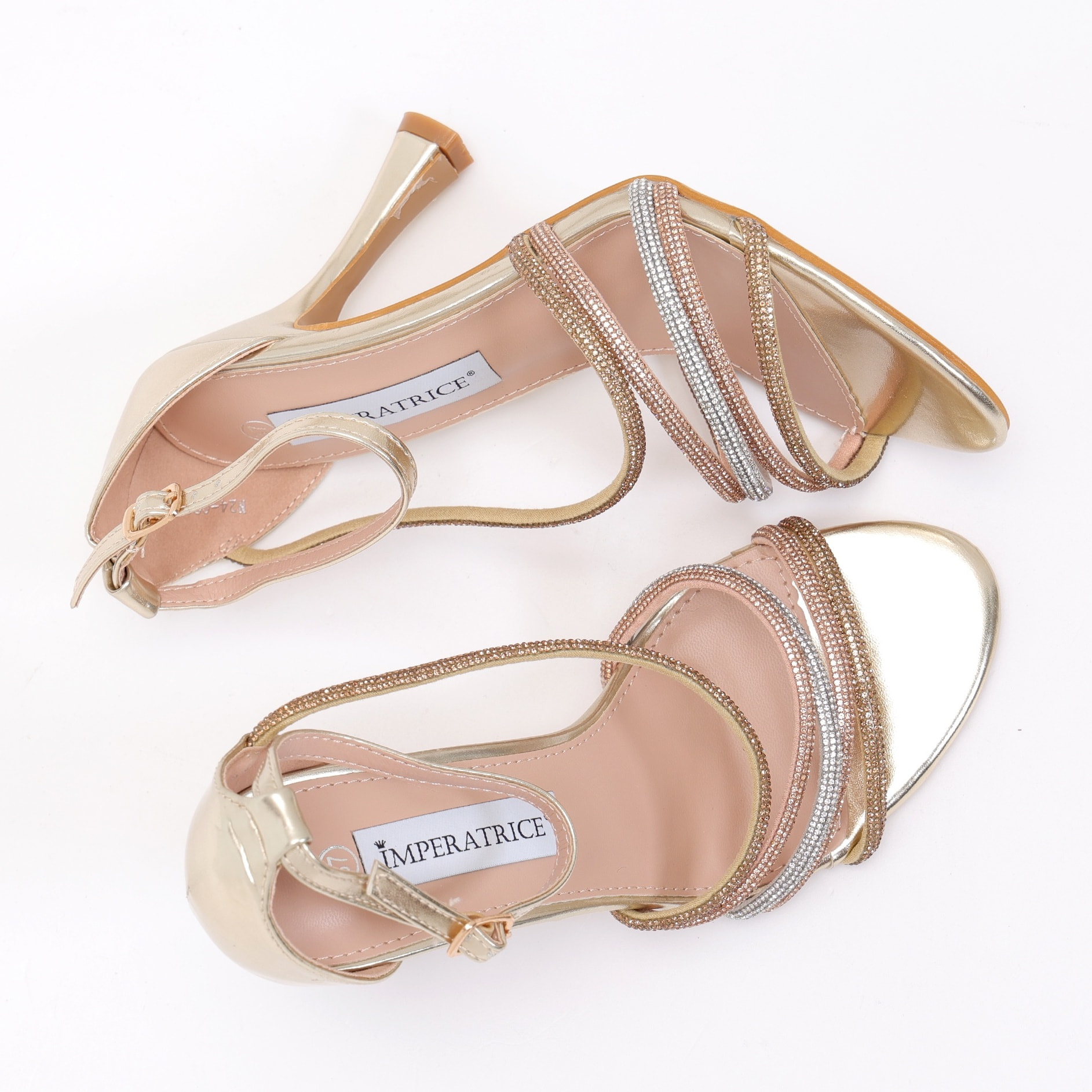 Sandali in simil pelle con tacco a rocchetto e fasce ricoperte di strass