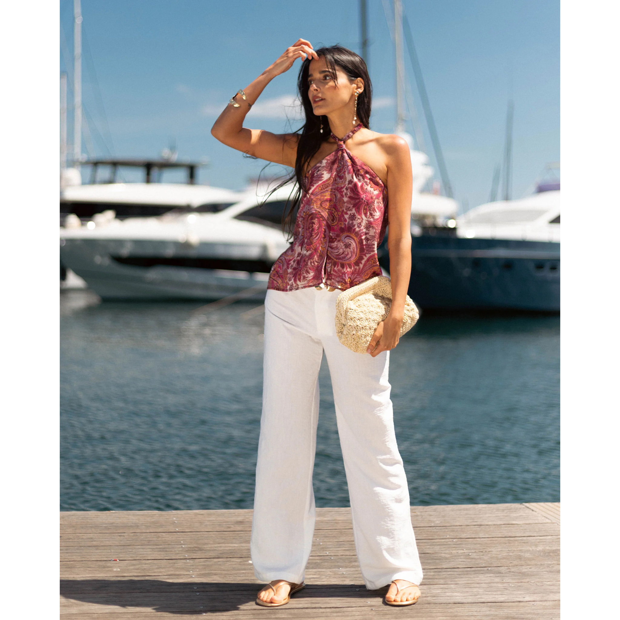 Blusa de mujer estampada con lazada al cuello y espalda descubierta