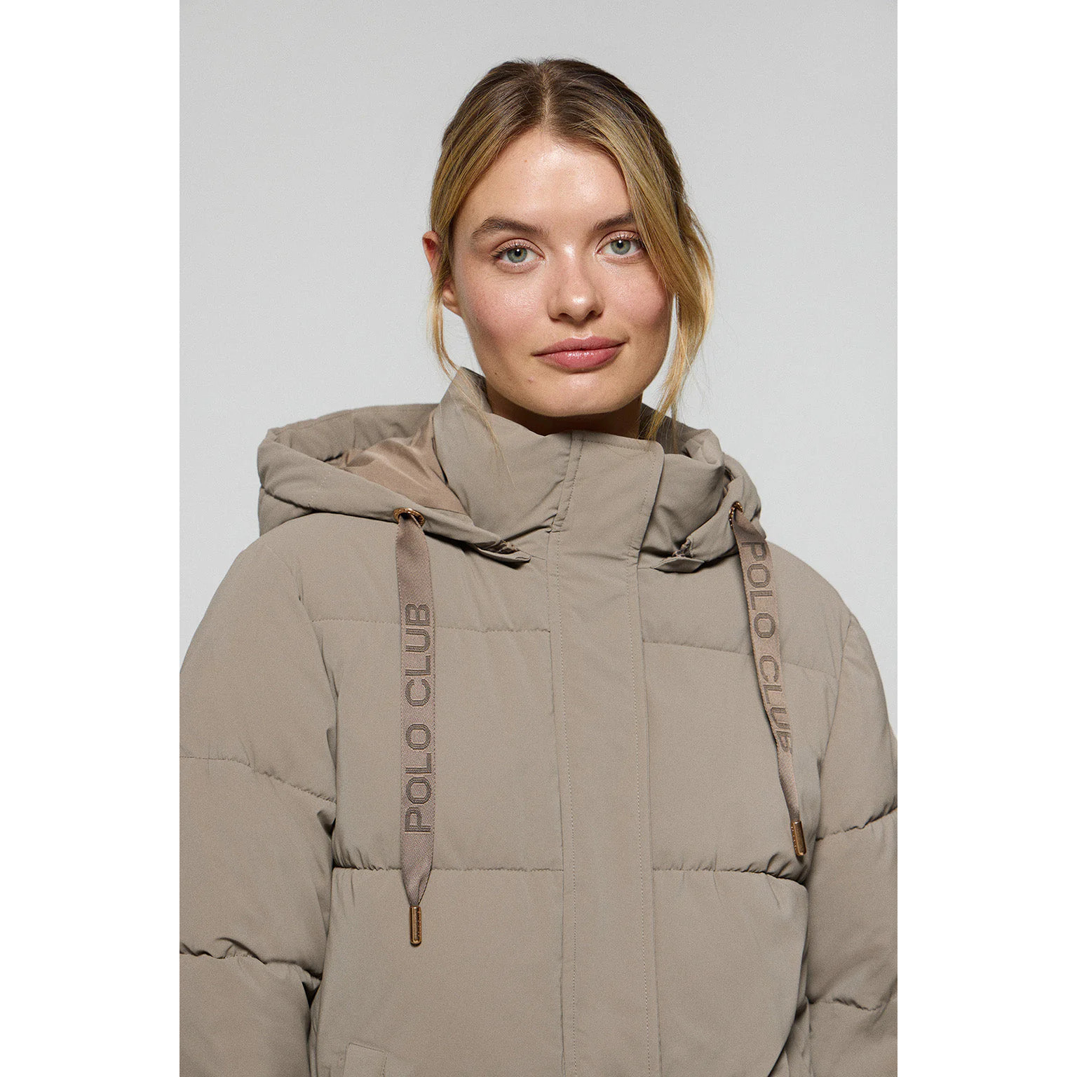 Abrigo Roma color taupe de capucha extraíble y detalles Polo Club
