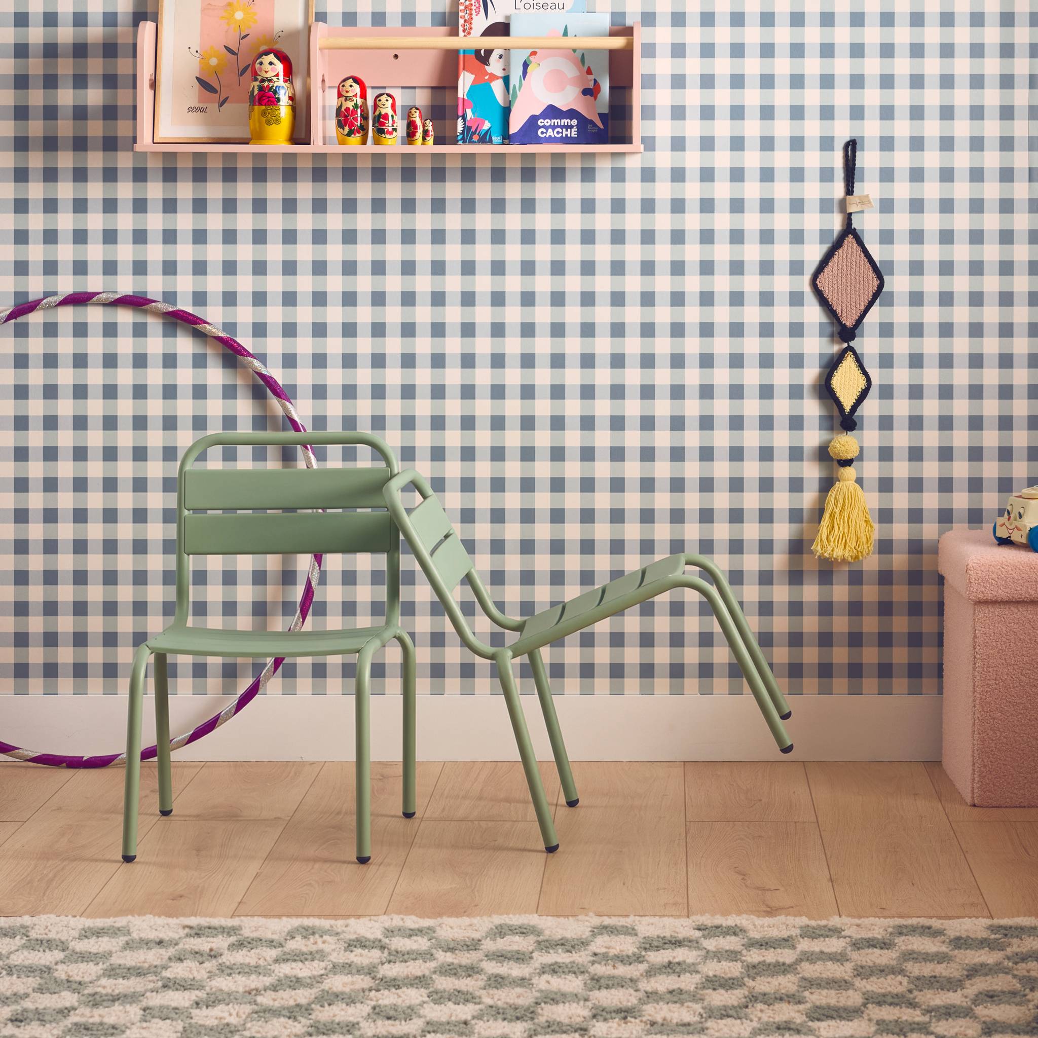 Lot de 2 chaises en métal vert clair pour enfant. salon de jardin enfant