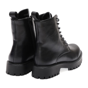 Anfibi in simil pelle con stringhe