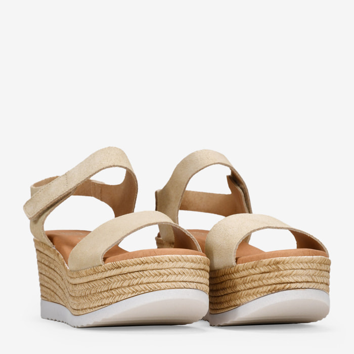 Sandalias de piel taupe con cuña efecto esparto