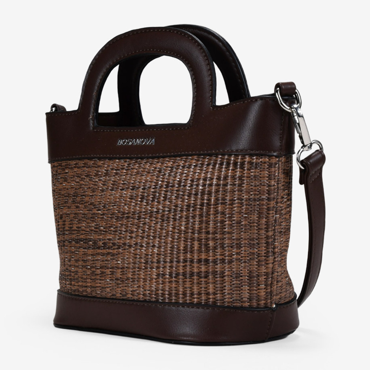 Bolso de mano marrón con rafia