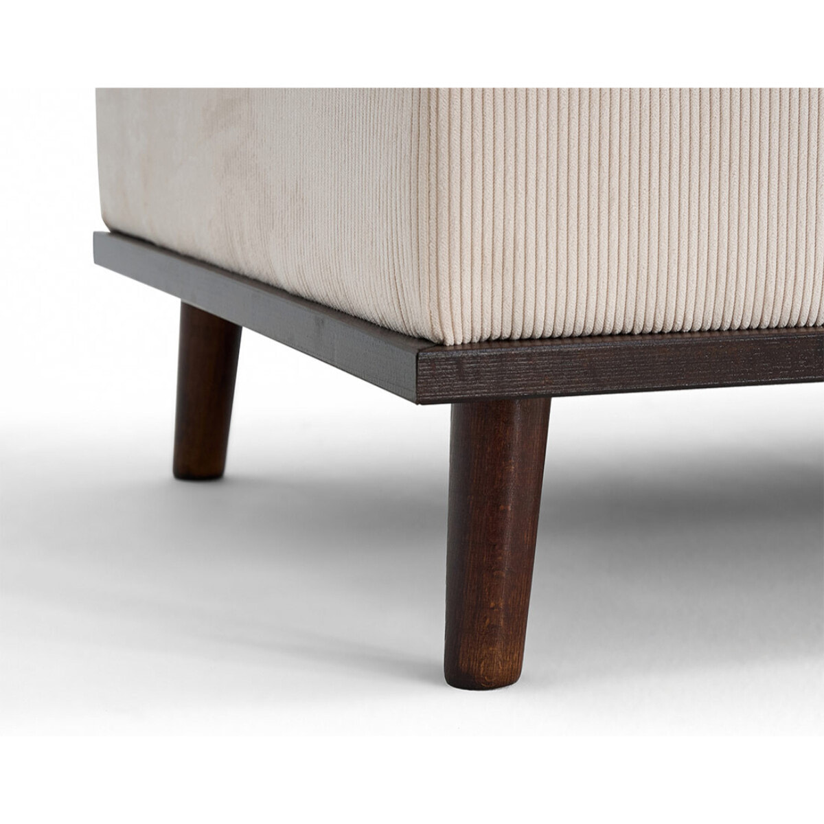 Albane - pouf en velours côtelé pieds bois foncé - Beige