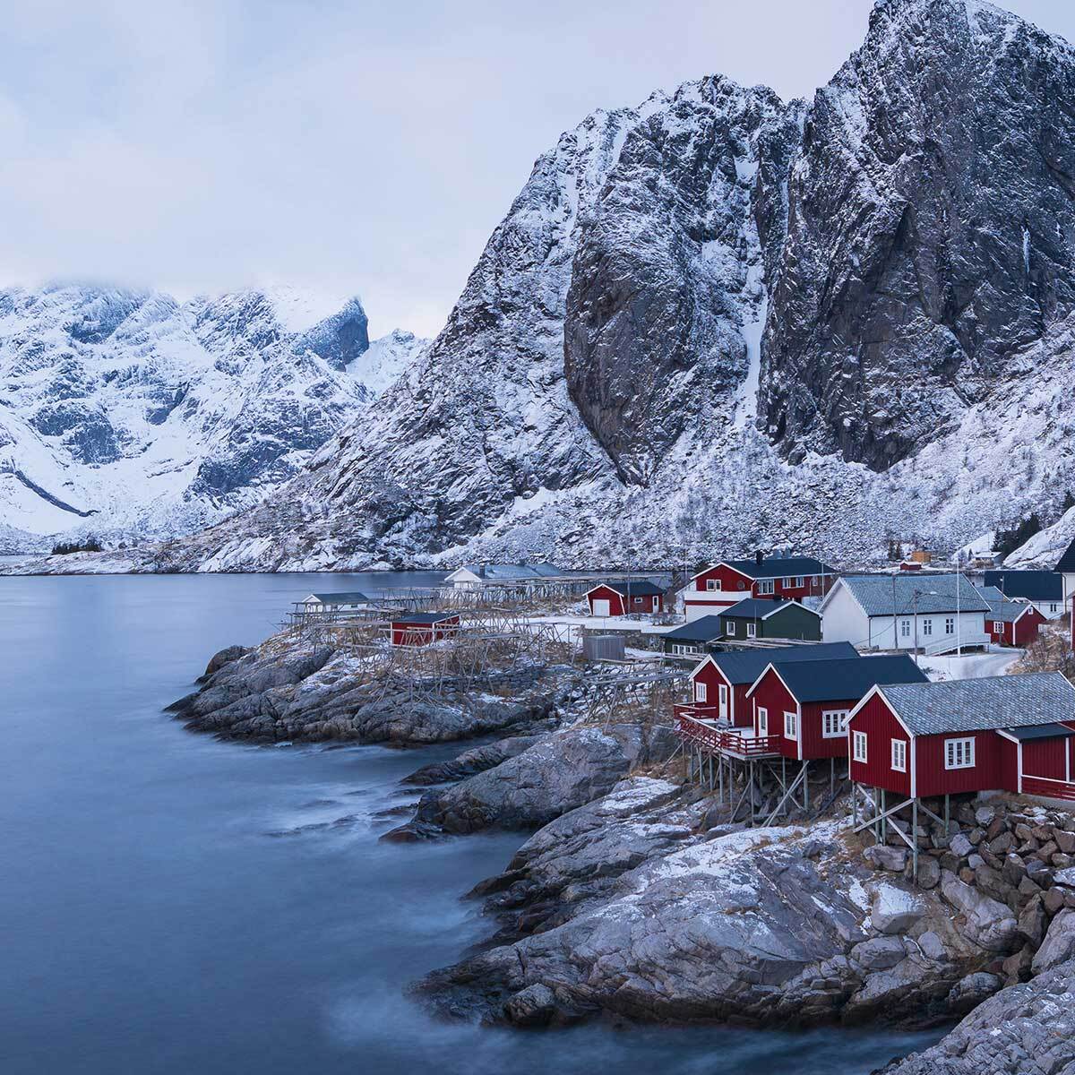 Affiche encadrée fjord nordique et cabanes rouges Affiche + cadre en métal - Noir
