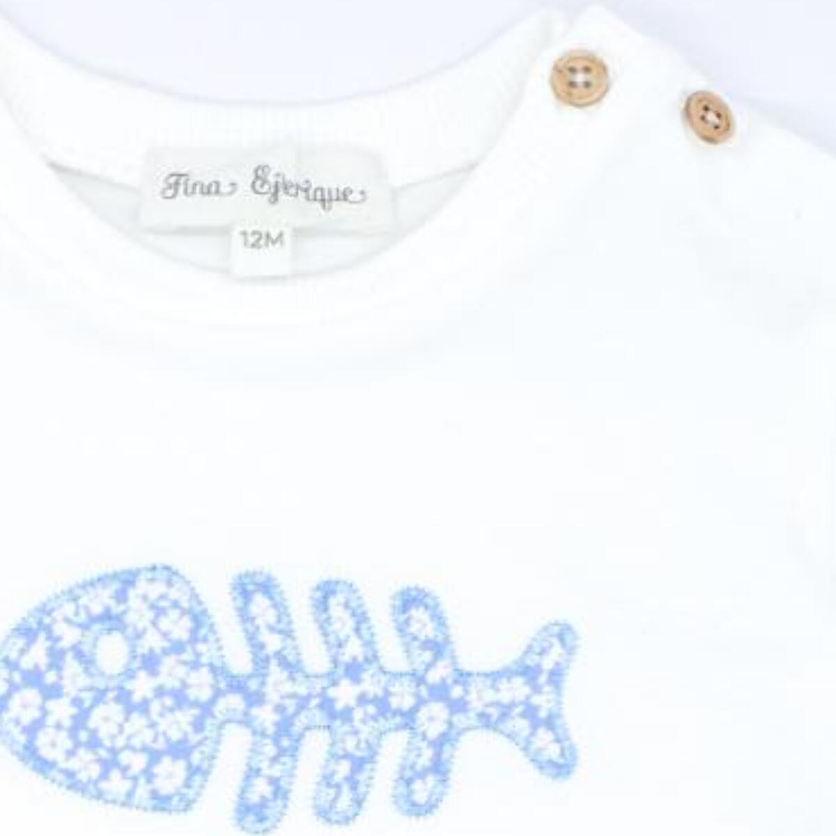 Camiseta con dibujo de pez bordado flor azul.