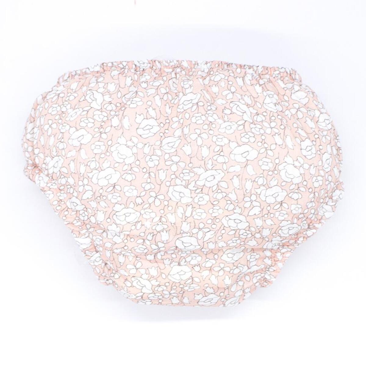 Cubrepañal estampado de flor rosa. Elastico en la cintura y en las piernas.