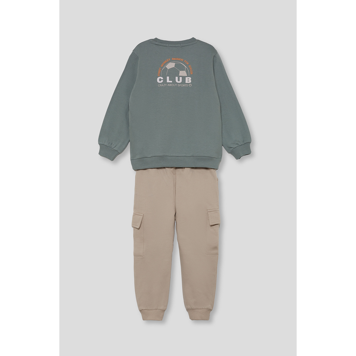 Conjunto niño sudadera verde y beige y pantalón jogger cargo, estampado Soccer y bolsillos laterales | Color: Verde pardo | Street Monkey