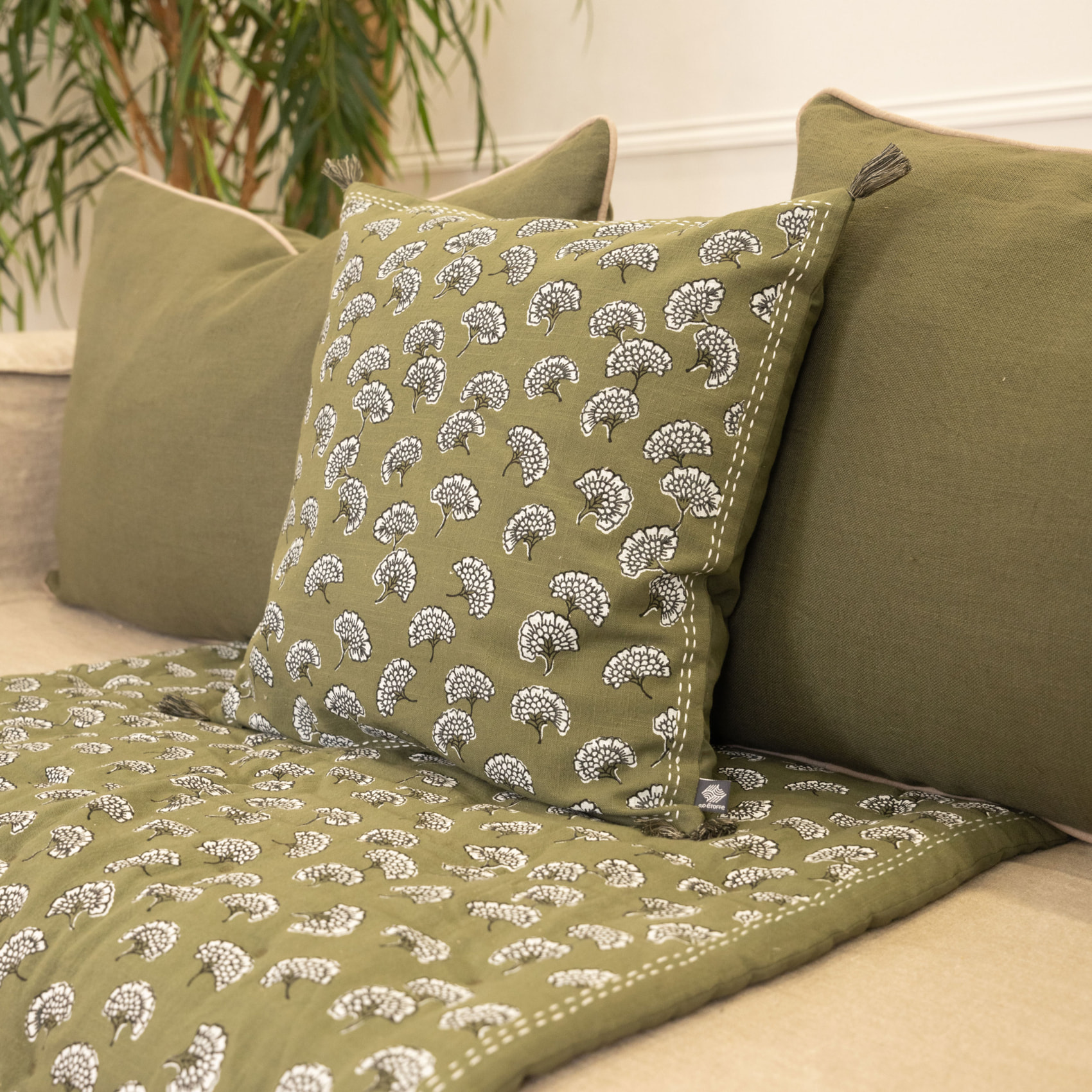 Coussin décoratif imprimé motif floral - Kaki