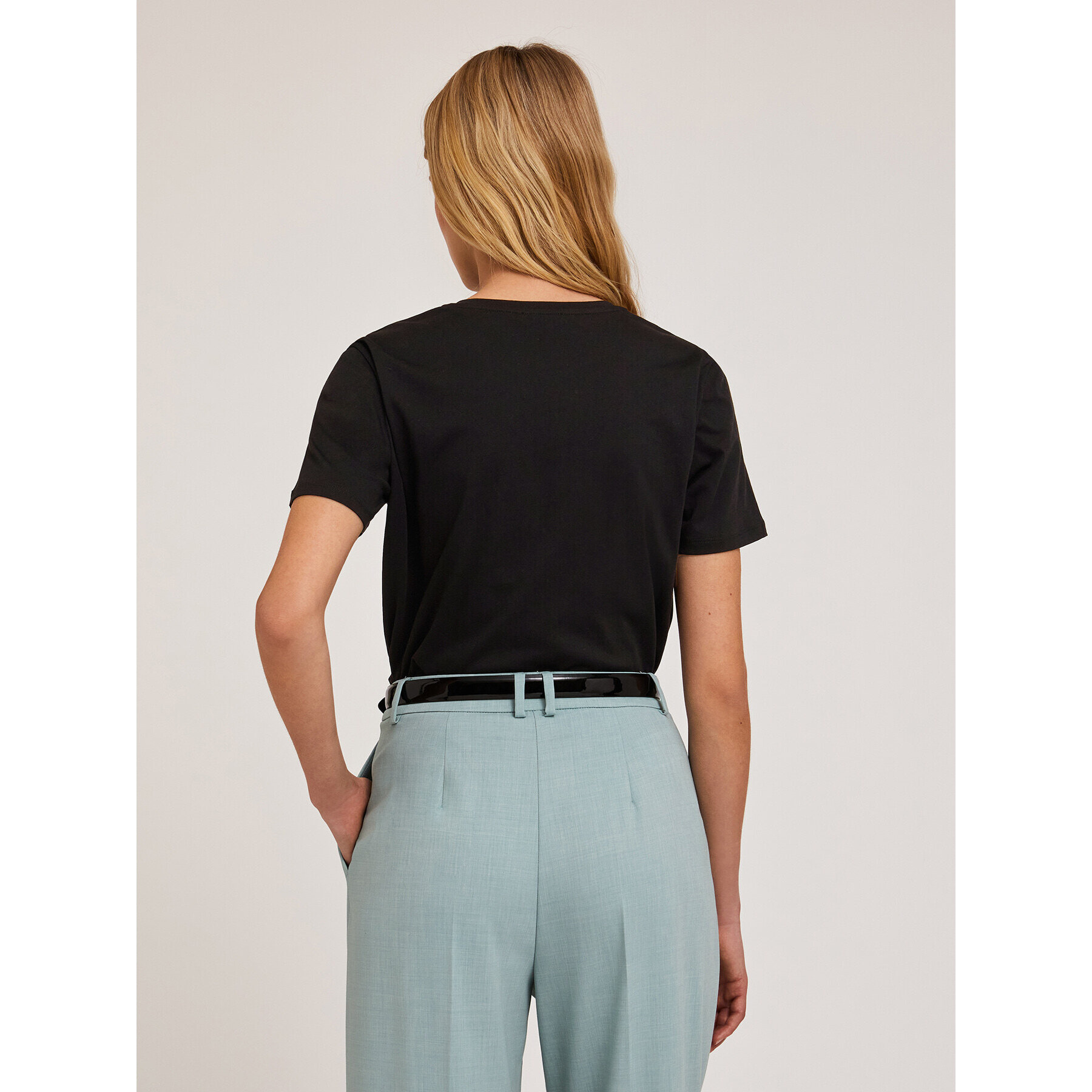 Motivi - T-shirt con paillettes e scritta ricamata - Nero