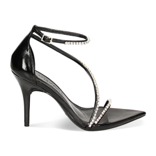Sandalias con tacón negros de laminado con piedras.