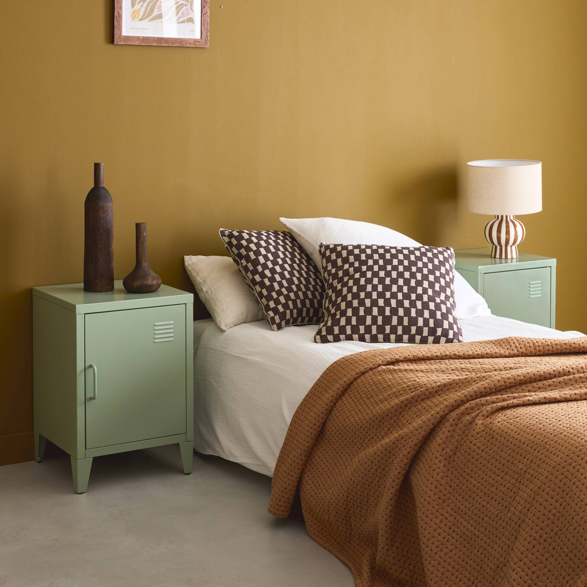 Lot de 2 tables de chevet en acier 1 porte. Vert. casier. L 38 x P 38 x H 55.7 cm