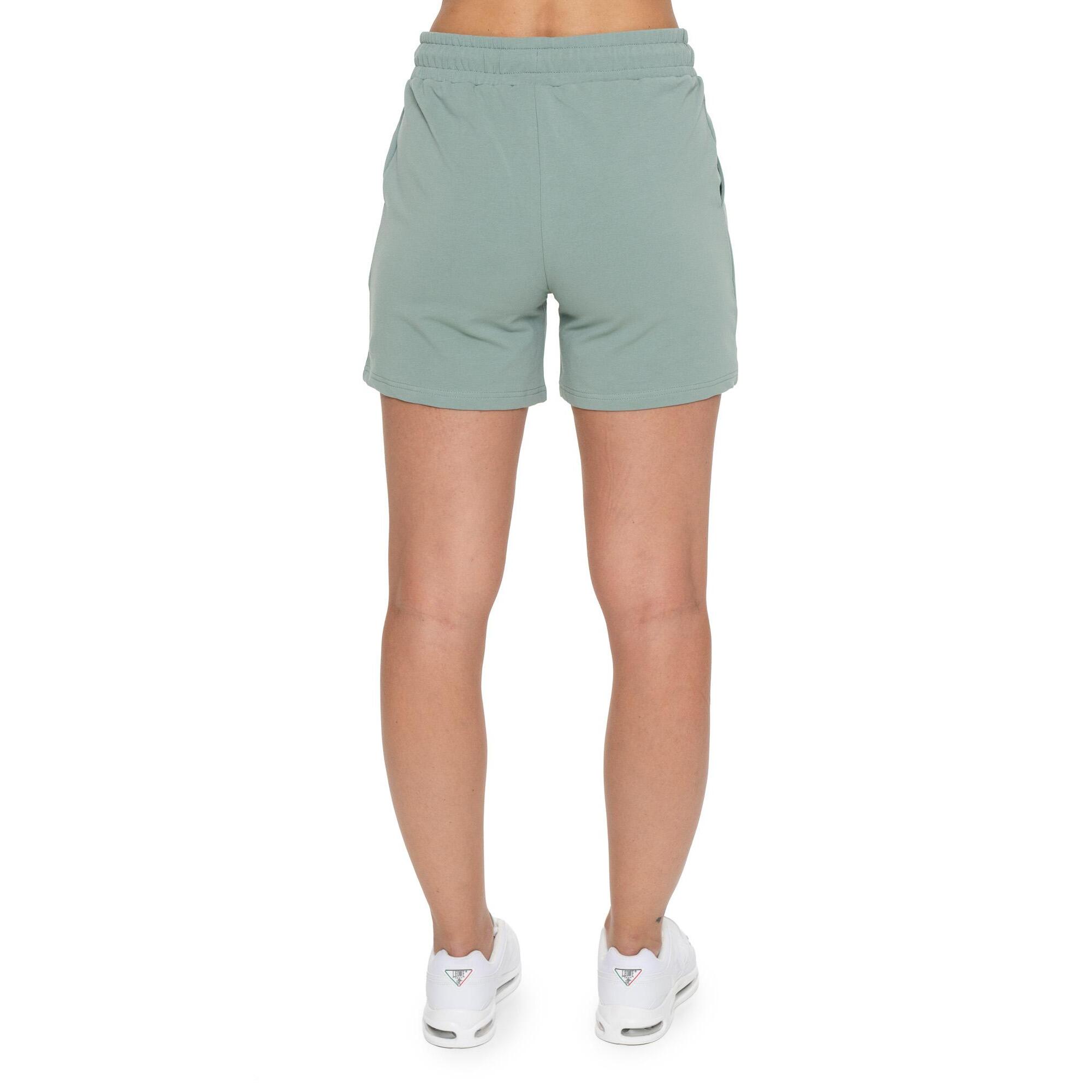 Mujer bajita nunca sin