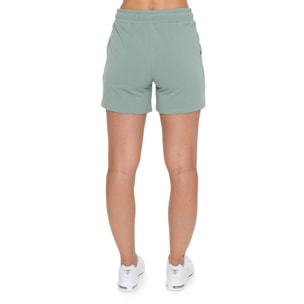 Mujer bajita nunca sin