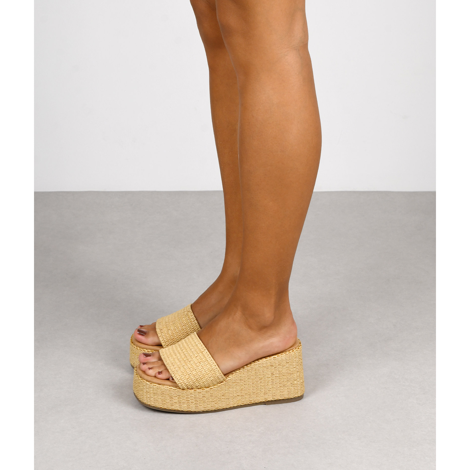 Sandalias de cuña marrón claro con esparto
