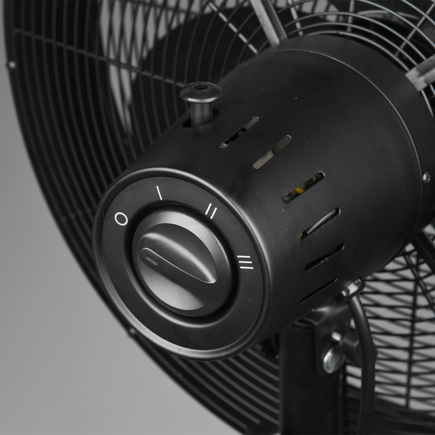 Viking - Ventilatore a piantana in stile industriale con altezza regolabile e tripla velocità di ventilazione legno e metallo Ø28 cm.