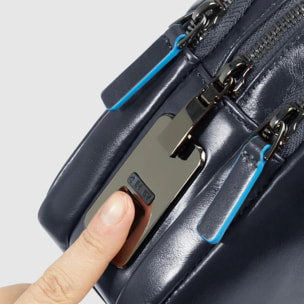 Piquadro Pochette porta iPad®mini con tracolla rimovibile e chiusura di sicurezza a impronta digitale