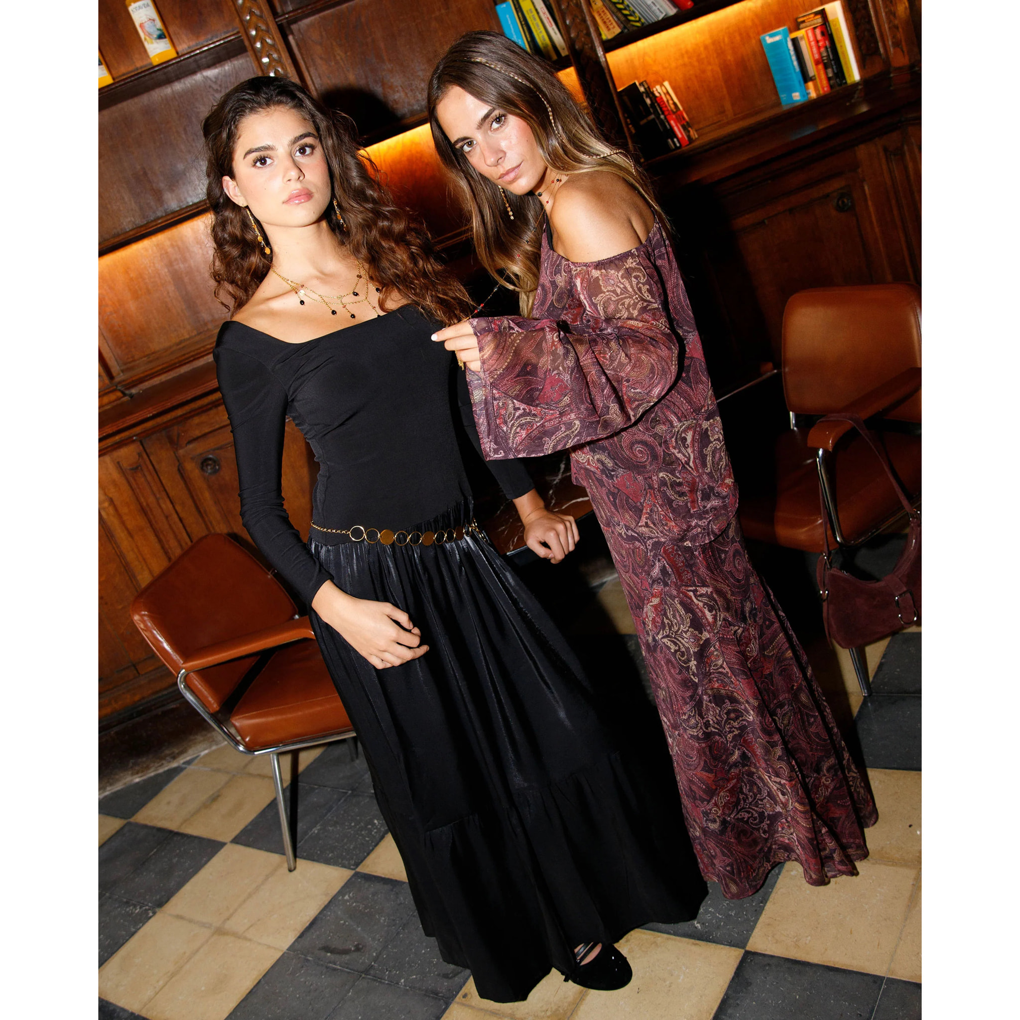 Vestido largo con cuerpo de punto y falda boho satinada con volante.