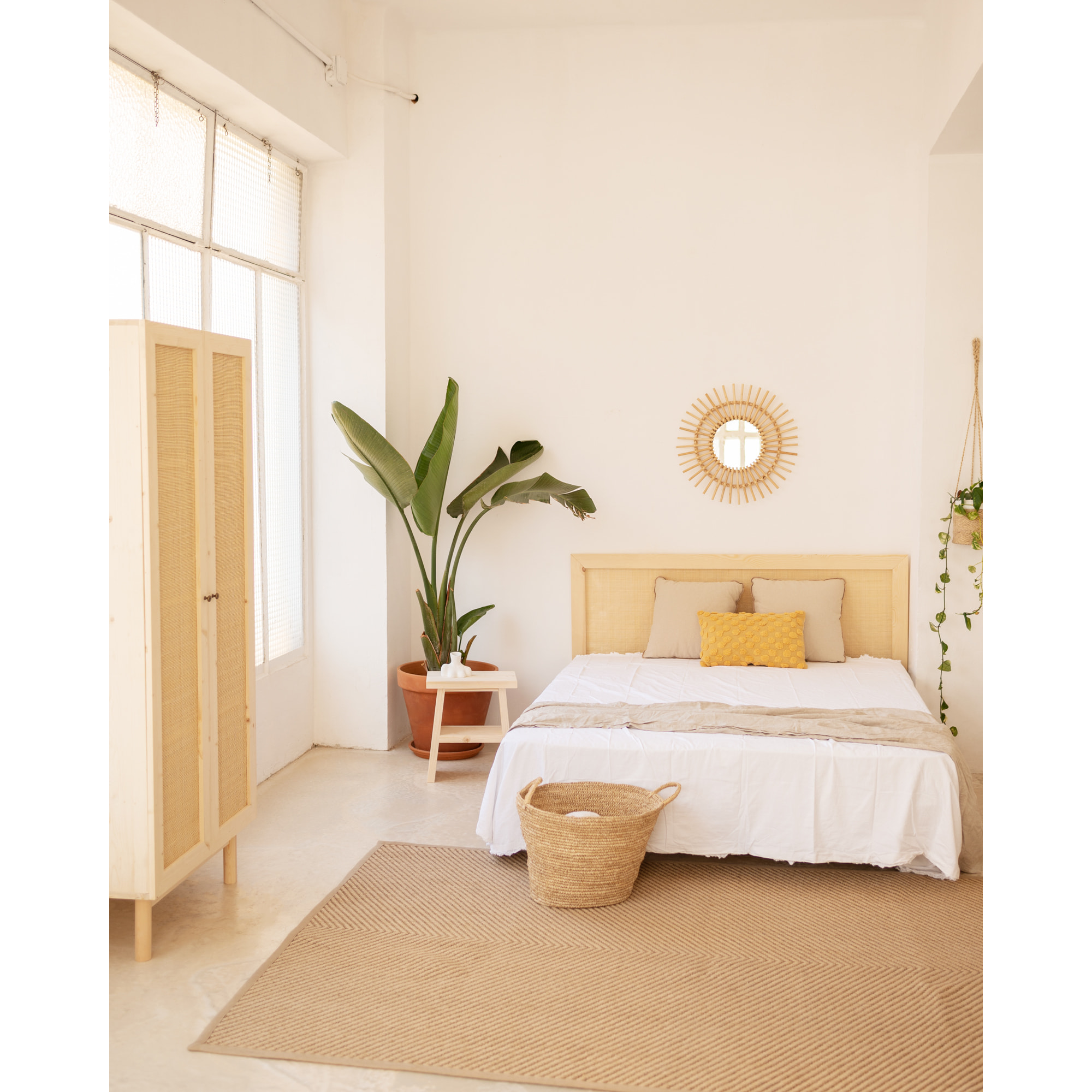 Armoire en bois de sapin et tressage de rotin 180x80cm Hauteur: 180 Longueur: 80 Largeur: 40