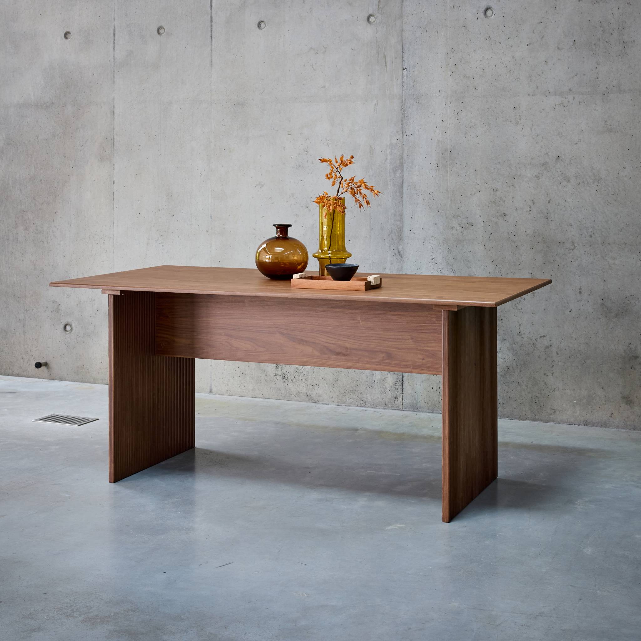 Table à manger rectangulaire décor bois sculpté 4-6 places. 170cm. couleur noyer