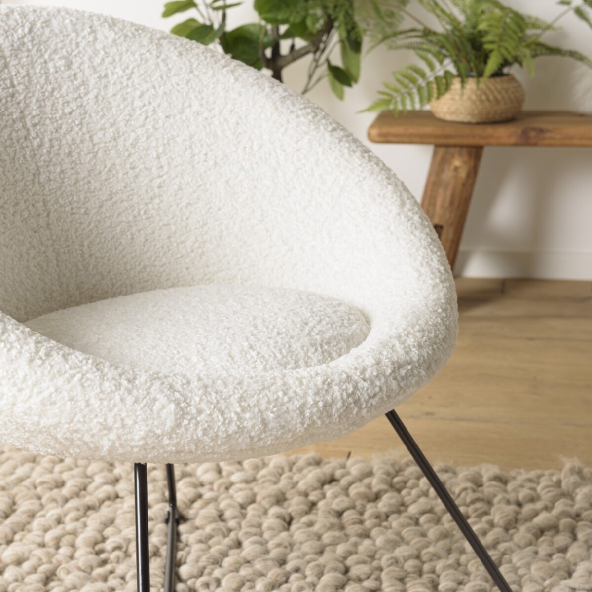 AGATHE - Fauteuil tissu bouclette blanc pieds croisés métal noir