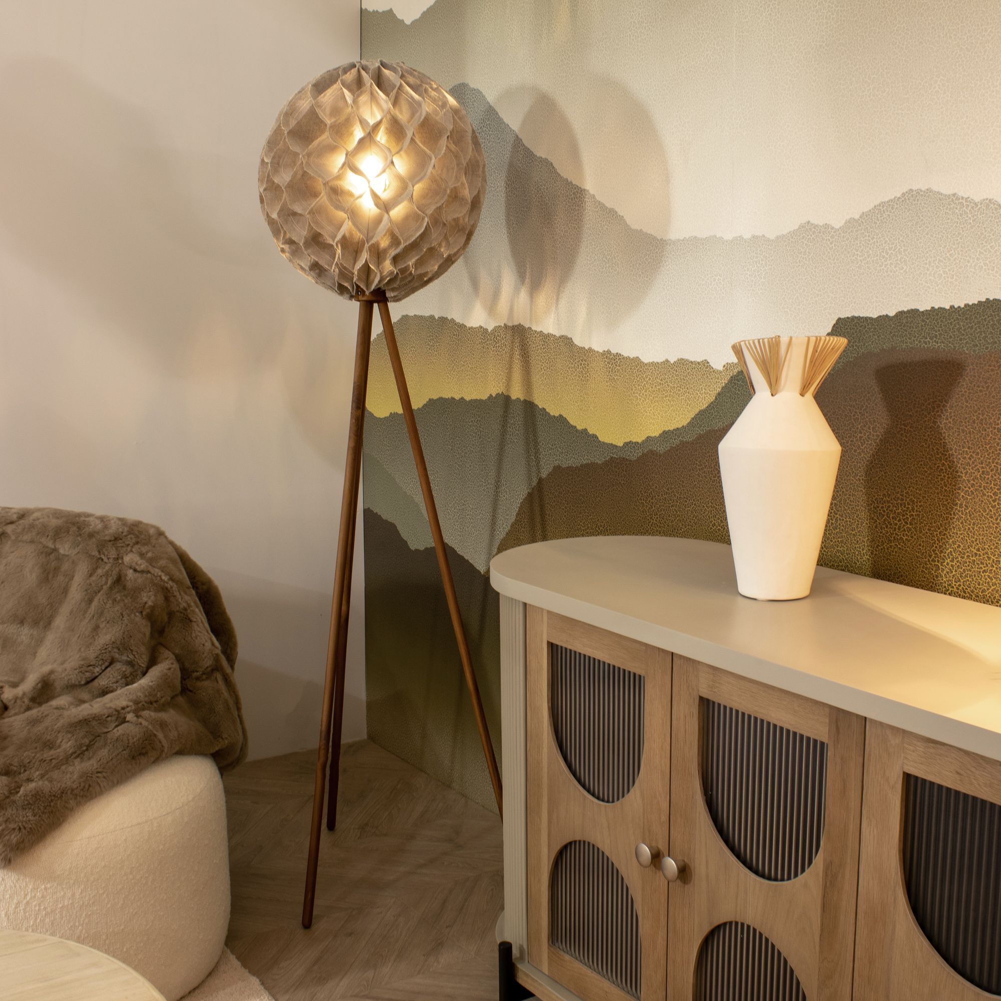 Lampadaire en lin taupe pied en teck h163cm BULAT