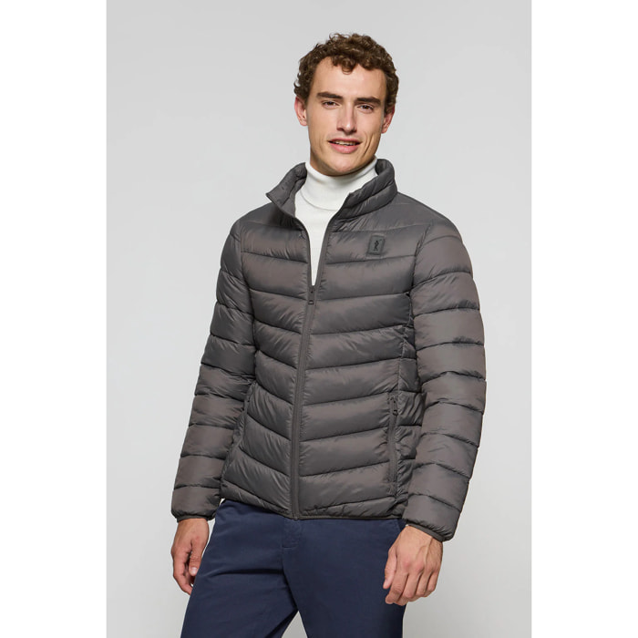 Chaqueta Chase ultralight gris oscuro con parche Rigby Go