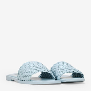 Sandalias azules planas con trenzado