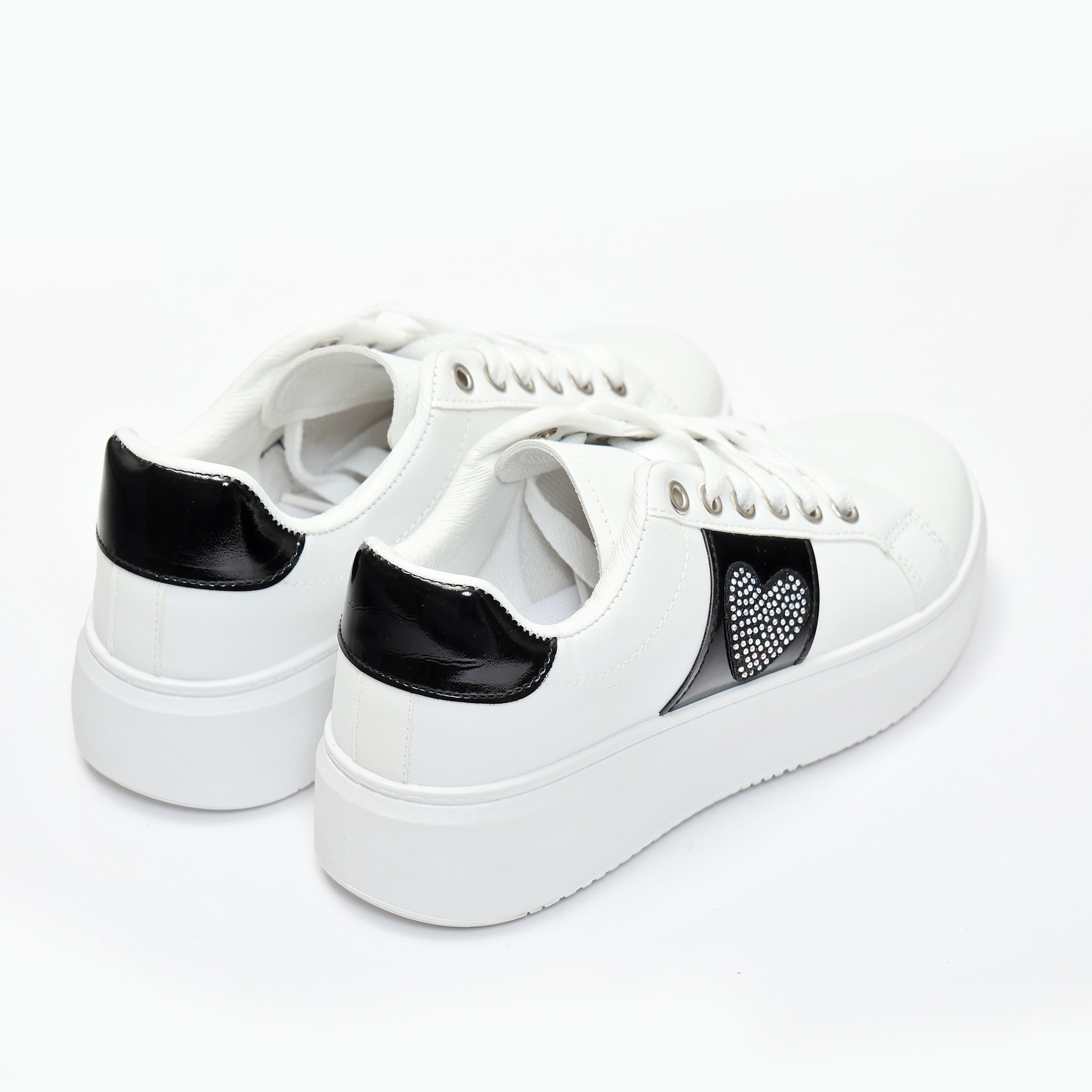 Sneakers in simil pelle con dettaglio strass
