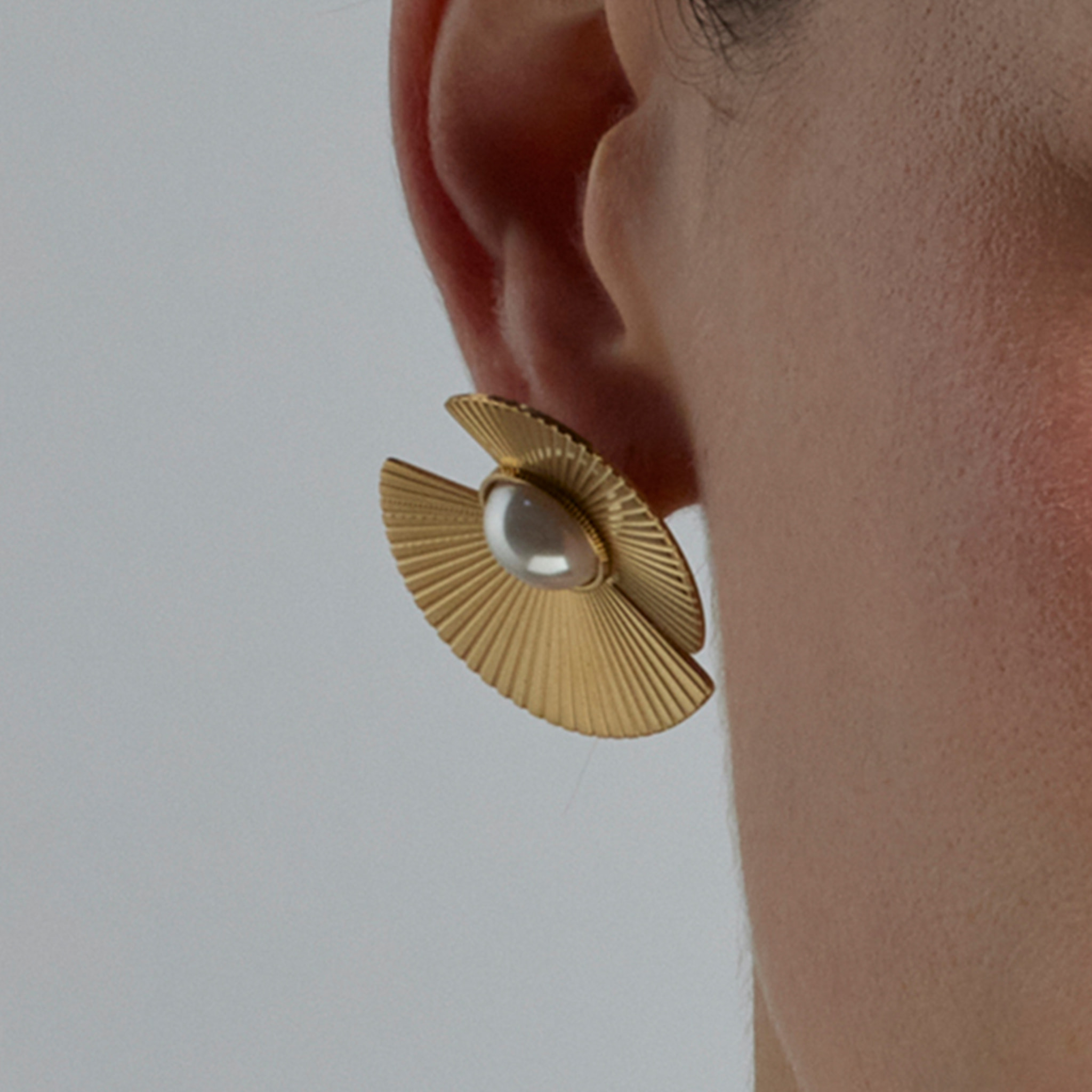 Pendientes de Perla Blanca acabados en oro amarillo de 18K- Lessa