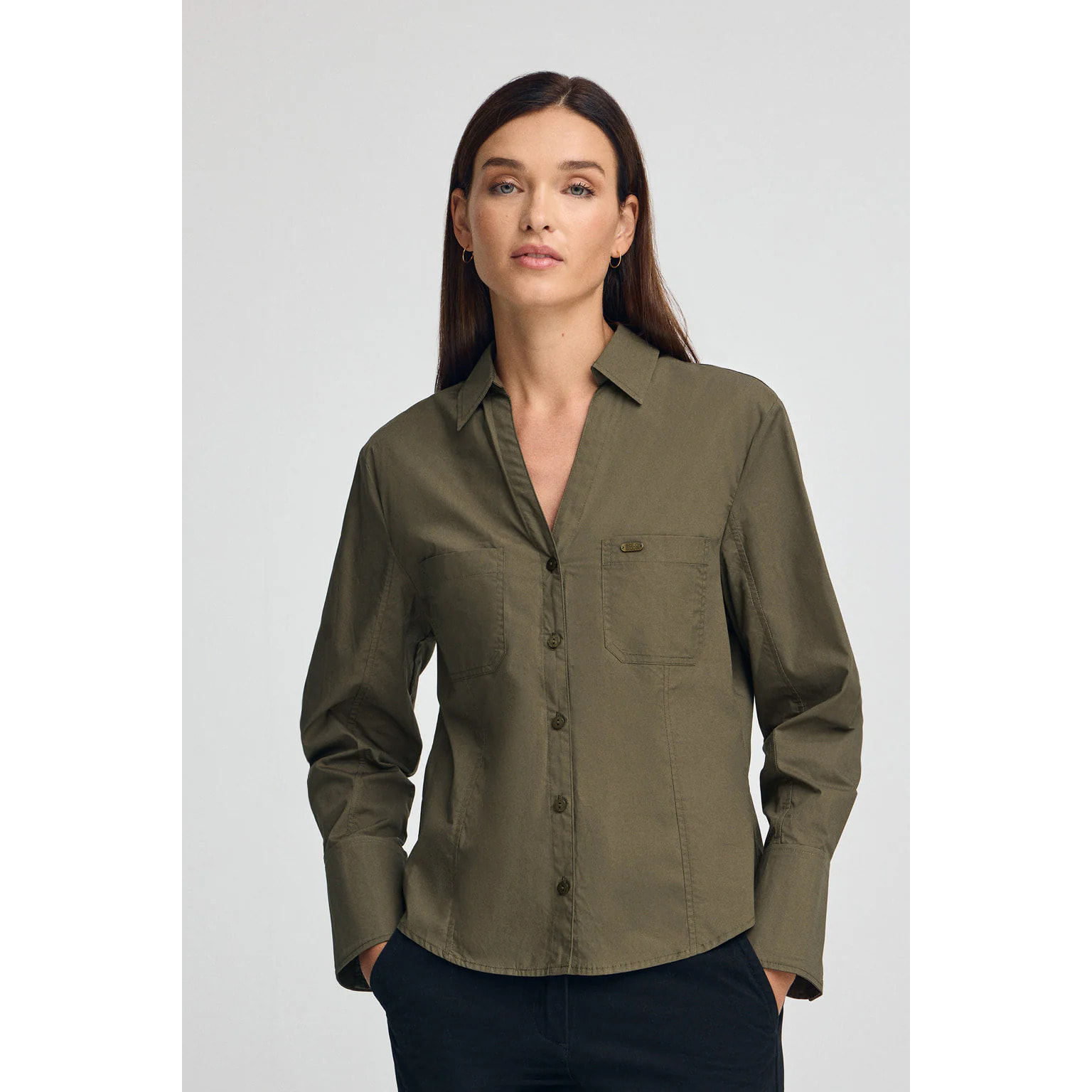 Camicia verde oliva slim fit e scollo a V