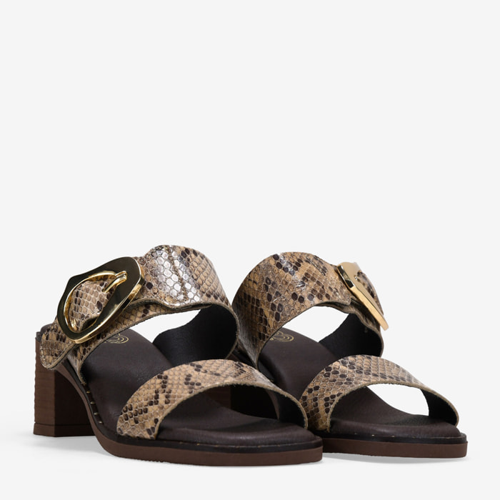 Sandalias de tacón marrones en piel efecto serpiente
