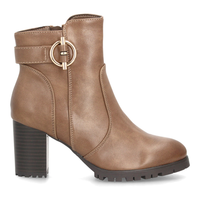 Botines de tacón con hebilla decorativa para mujer.