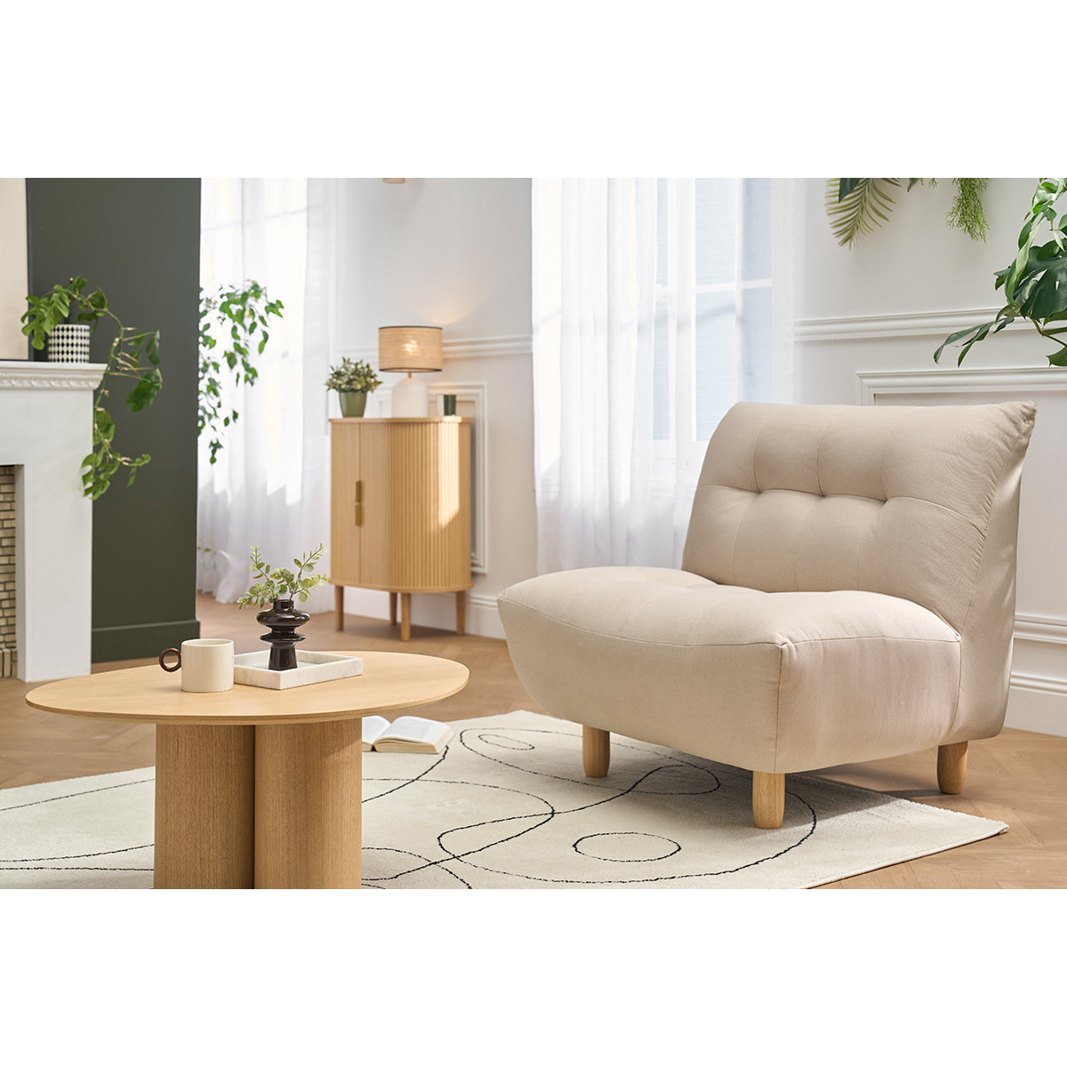 Fauteuil scandinave en tissu beige et bois clair YUMI