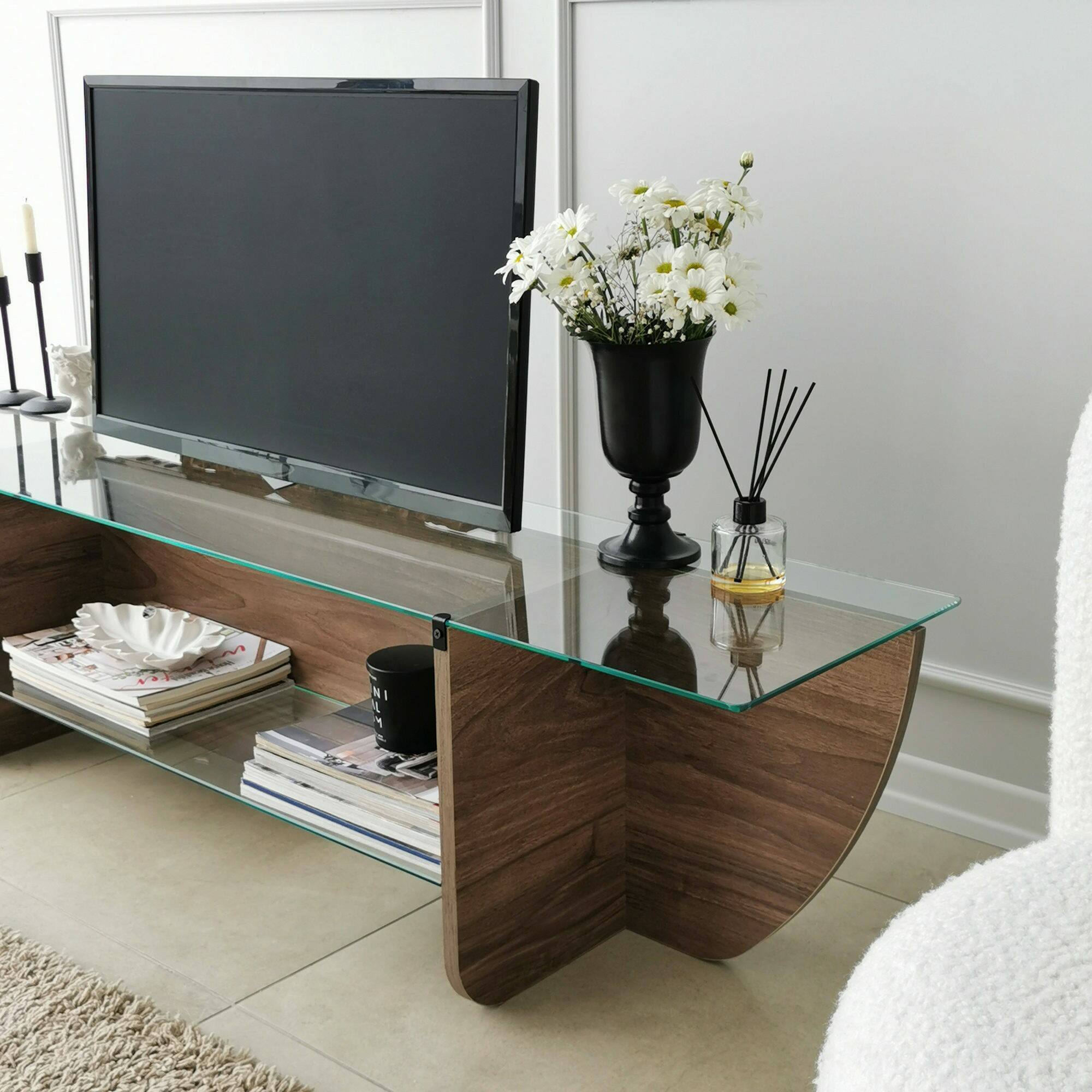 Mobile porta TV Kasuga, Credenza da soggiorno, Armadio basso per TV, Base parete attrezzata, 158x35h40 cm, Noce