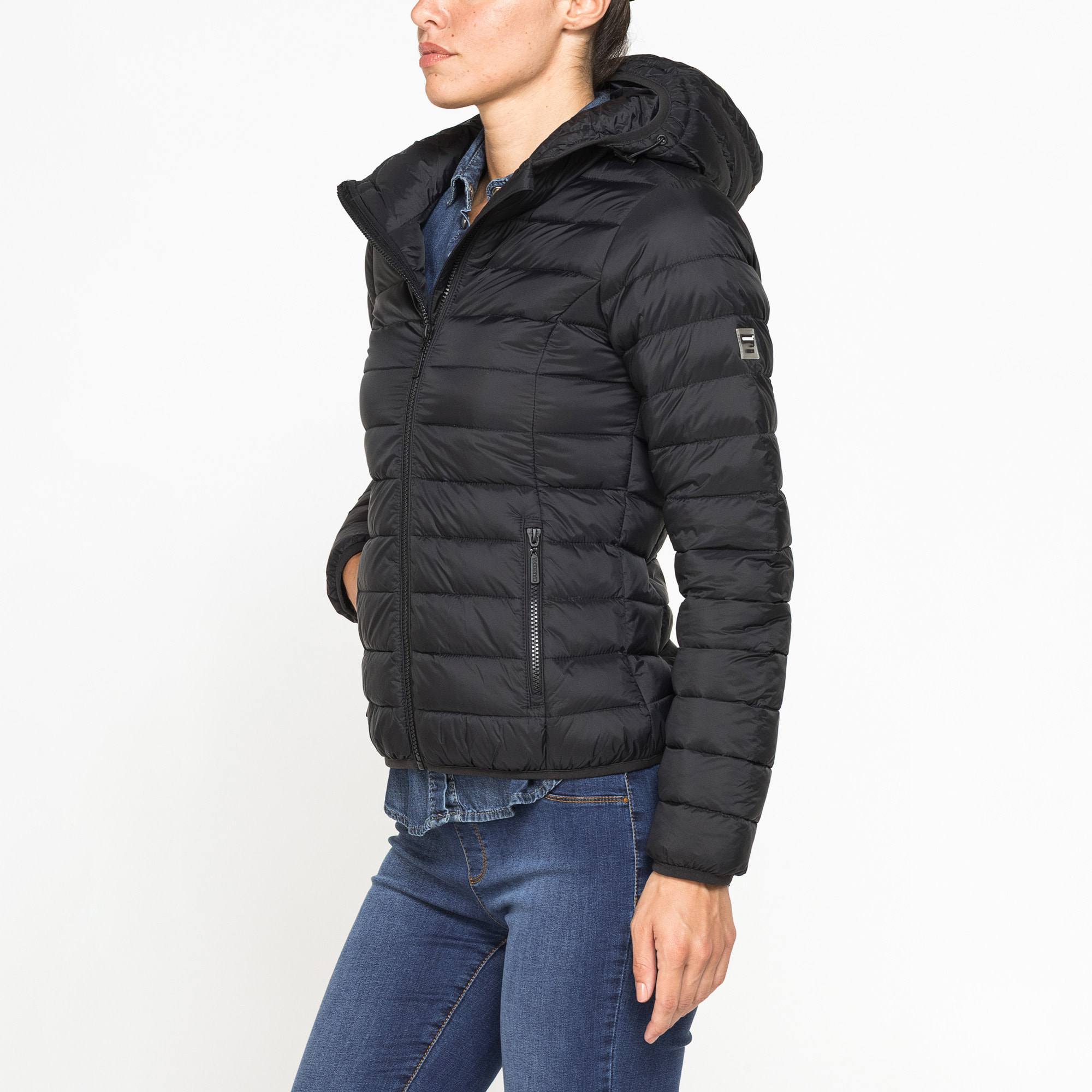 GIUBBOTTO RESISTENTE ALLA PIOGGIA CON IMBOTTITURA ULTRA LEGGERA. Vestibilità regolare.