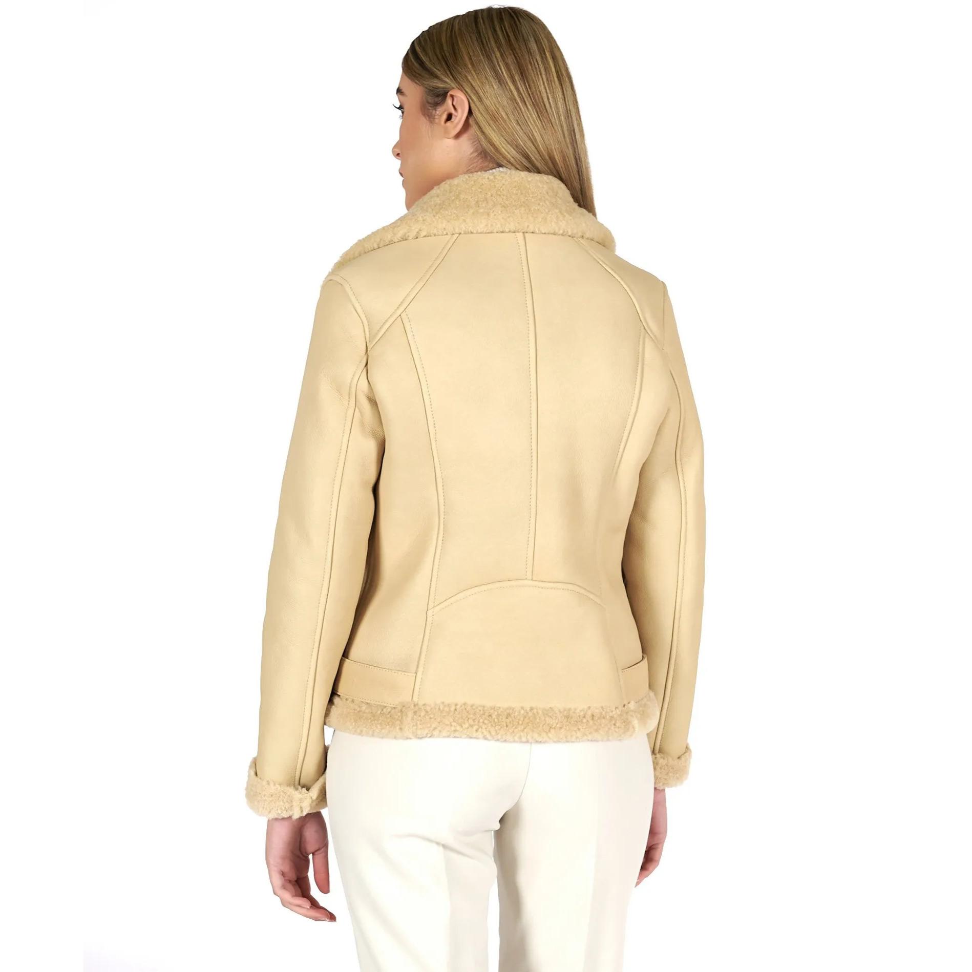 Montone shearling beige con cintura e cerniera trasversale