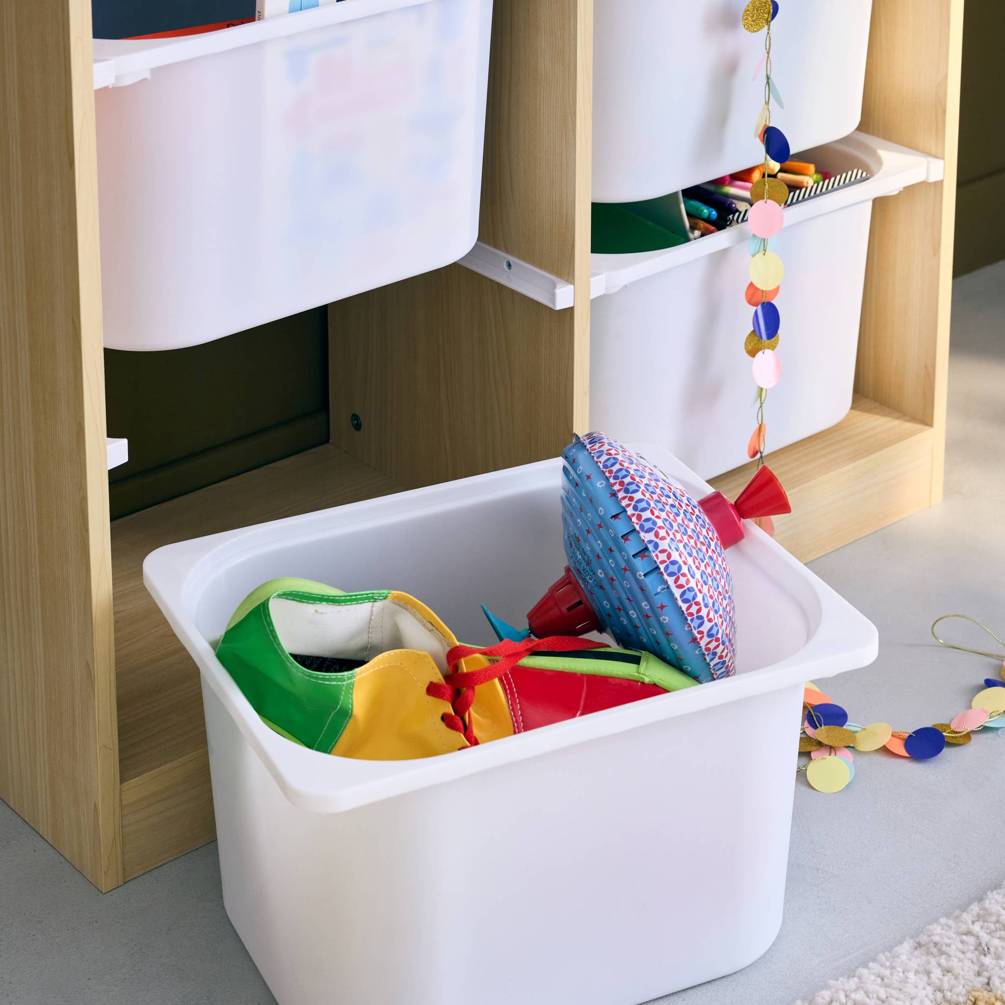 Meuble de rangement enfant. naturel. 6 bacs de rangement en plastique