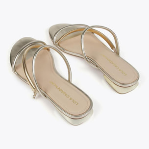 Sandali bassi fascette metallizzate e tacco dorato