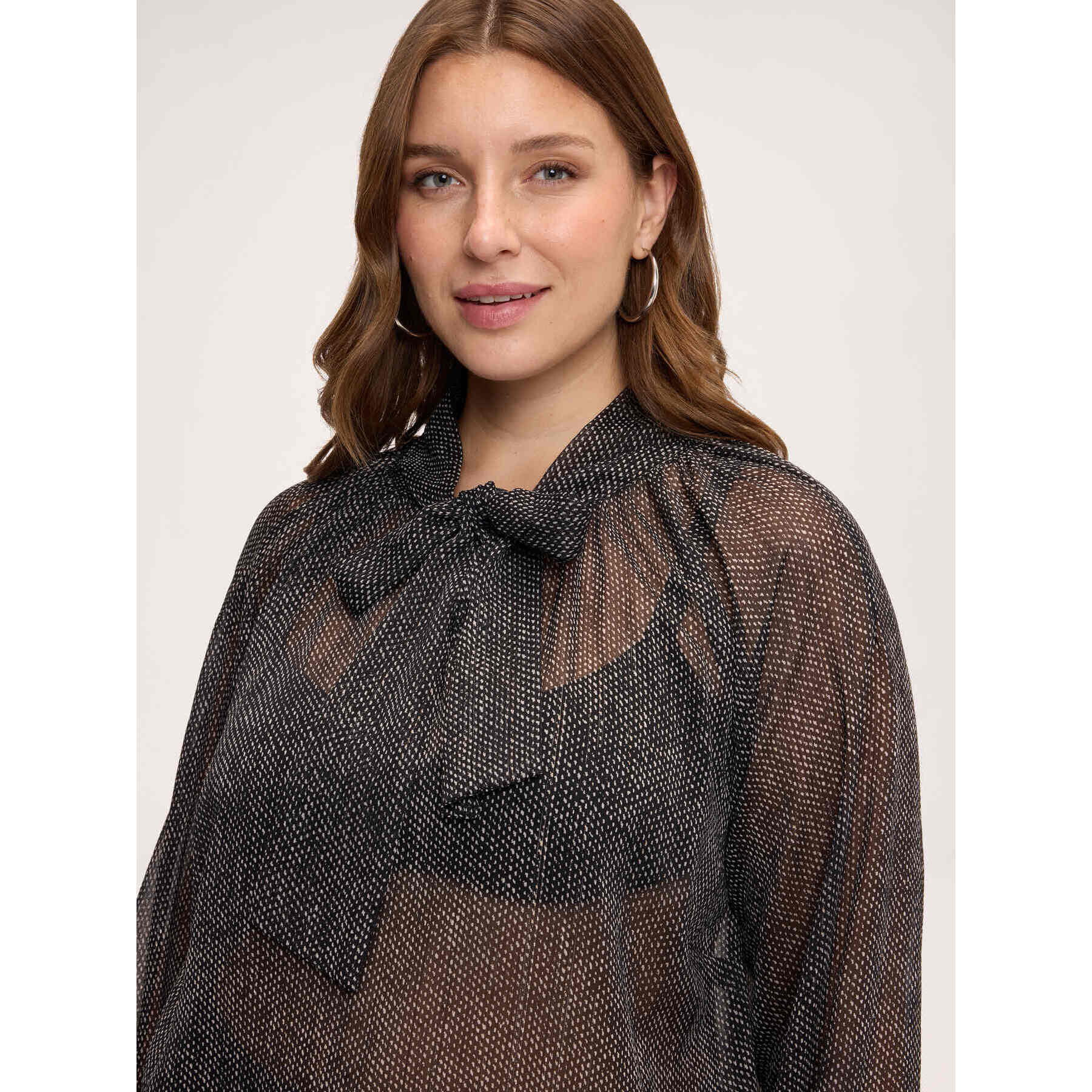 Fiorella Rubino - Blusa a micro-pois in georgette con fiocco - Nero