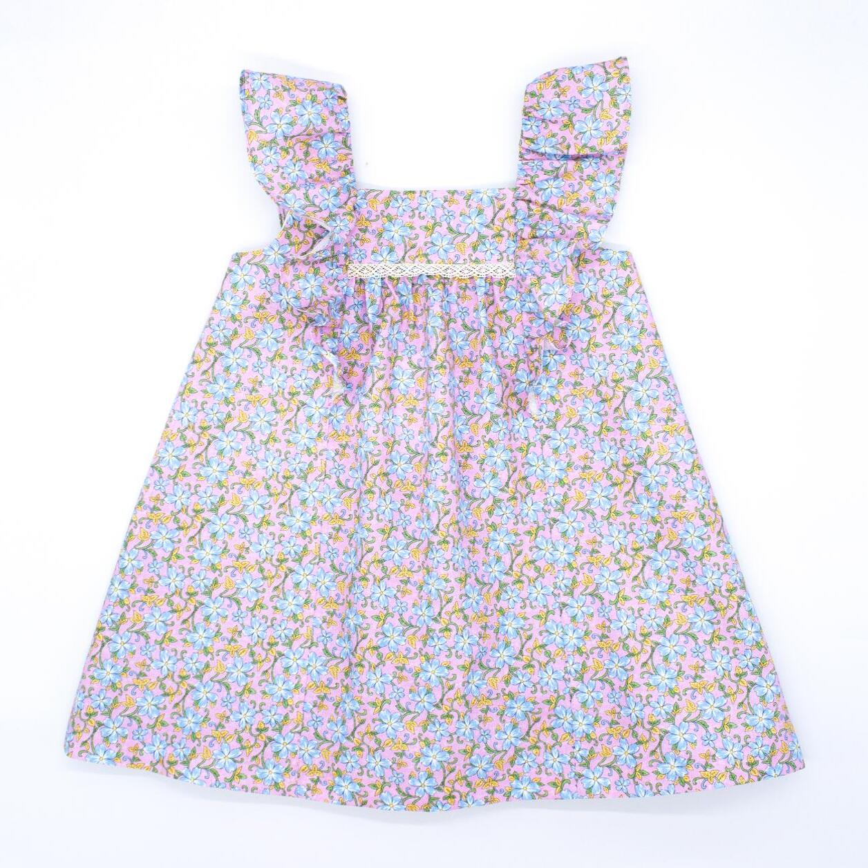 Vestido corto estampado de flores azules, volantes en las sisas,falda fruncida.