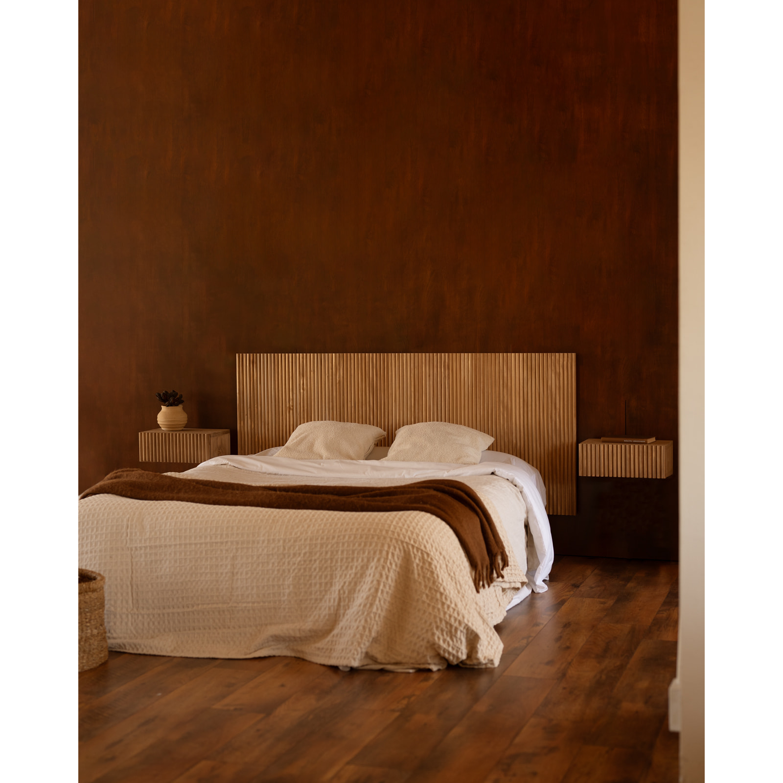 Pack de 2 tables de chevet flottantes en bois massif ton chêne foncé de 40cm Hauteur: 15 Longueur: 40 Largeur: 25.5