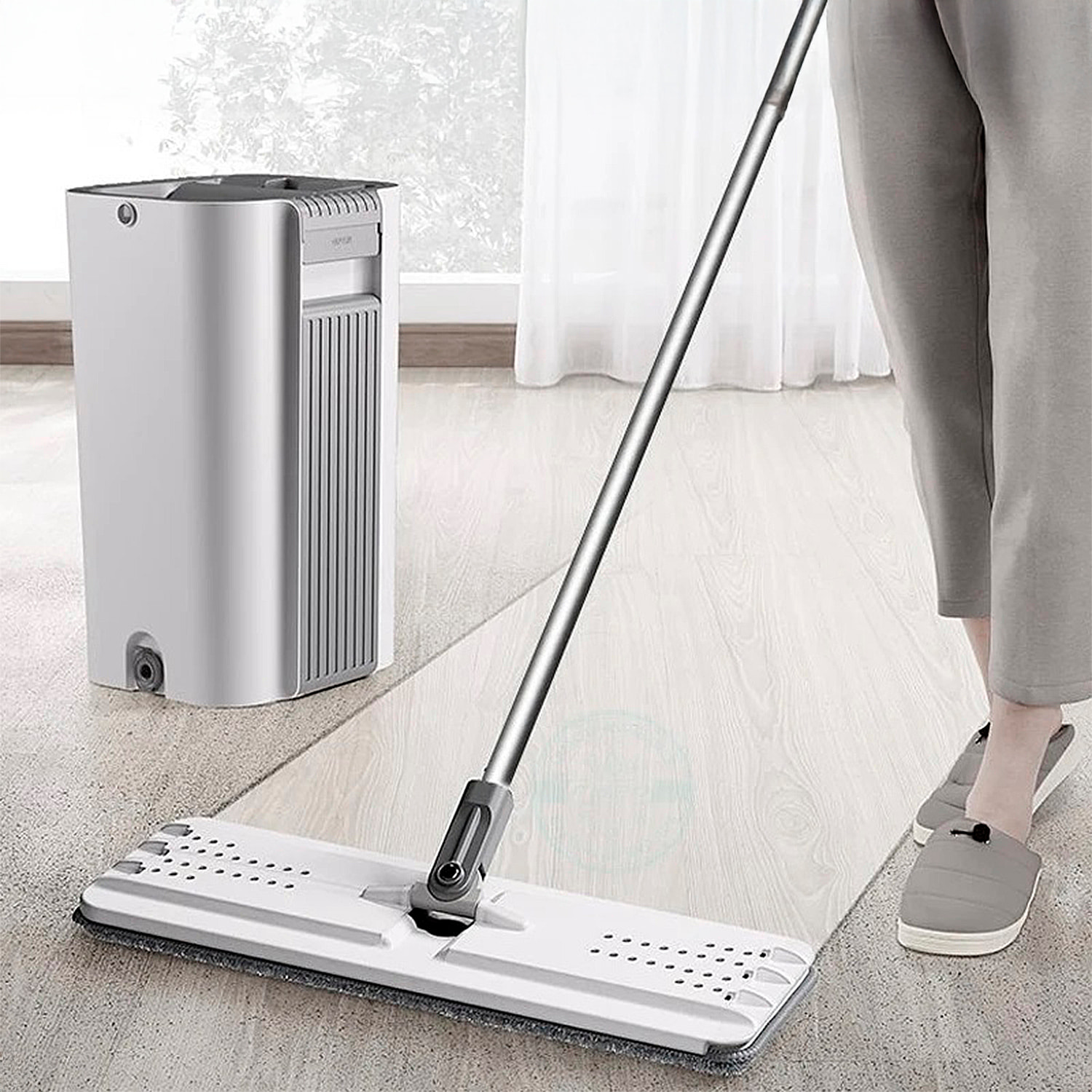 Mopa con rotación 360°, cubo con sistema de escurrido eficiente y tapón de vaciado. Incluye 3 paños de microfibra.