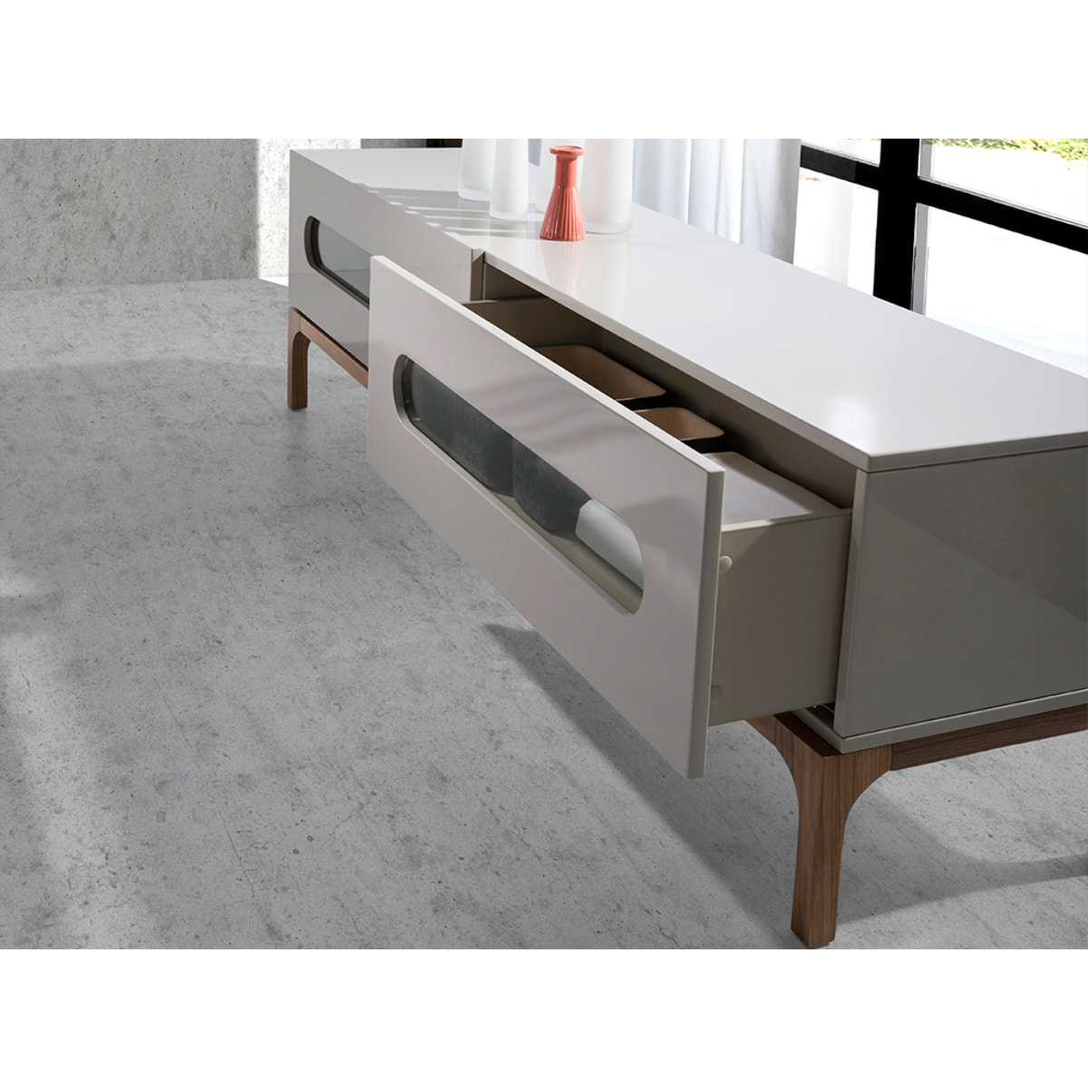 Mueble TV Angel Cerdá con estructura de madera de MDF en gris y patas de madera en nogal con iluminación interior 180x41x51cm