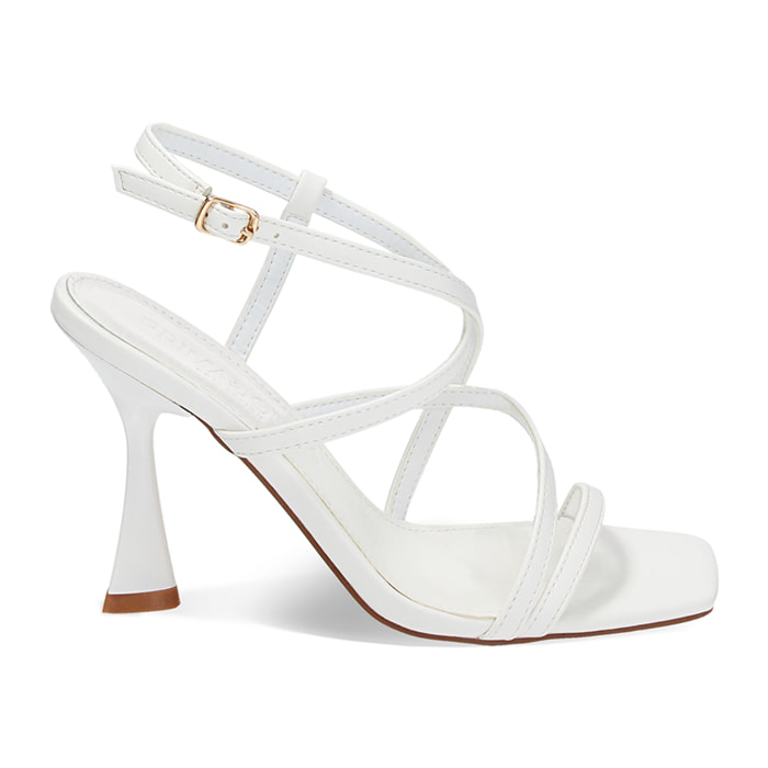 Sandalias con tacón blancos