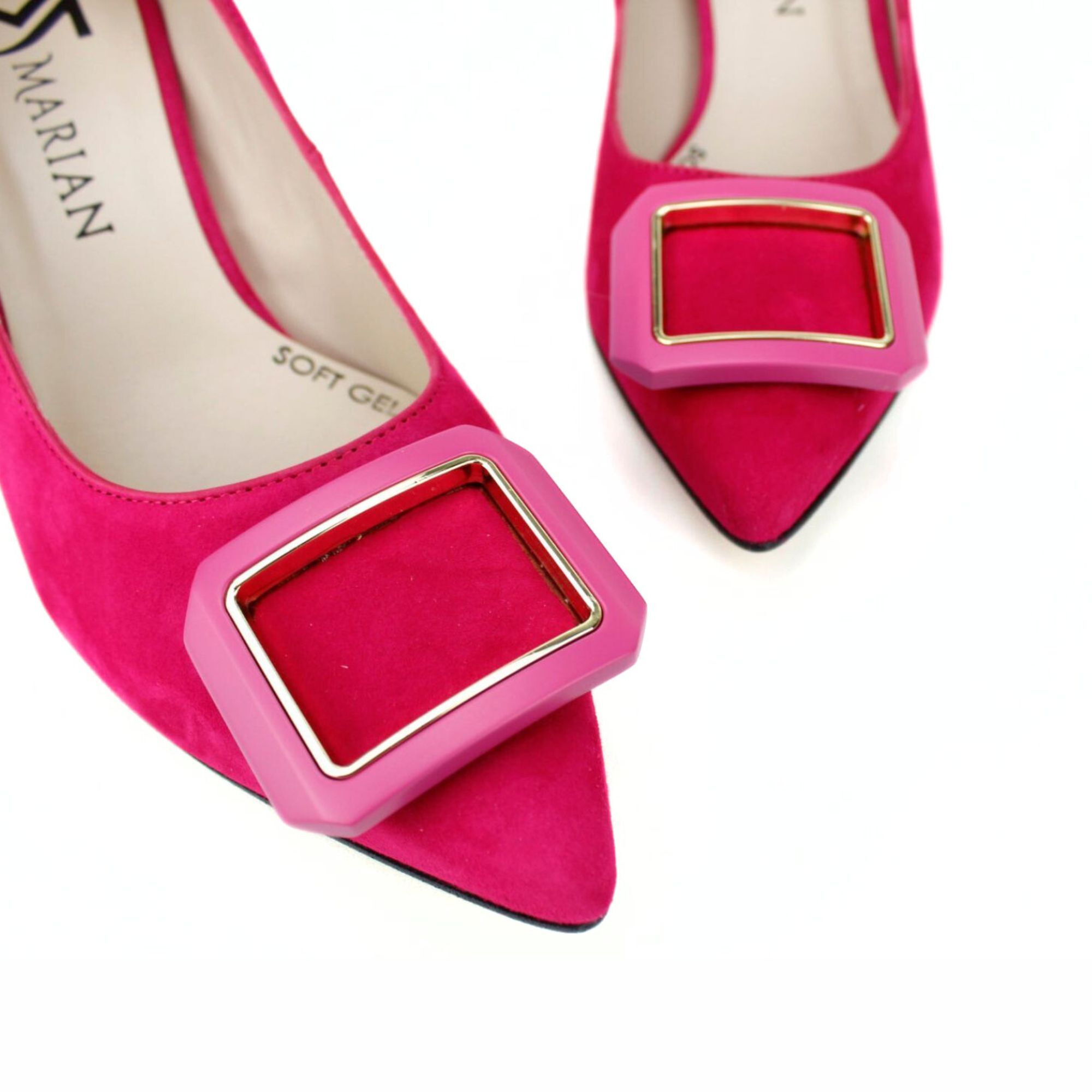 Salón en ante fucsia con adorno. Tacón 7 cm