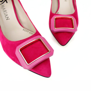 Salón en ante fucsia con adorno. Tacón 7 cm
