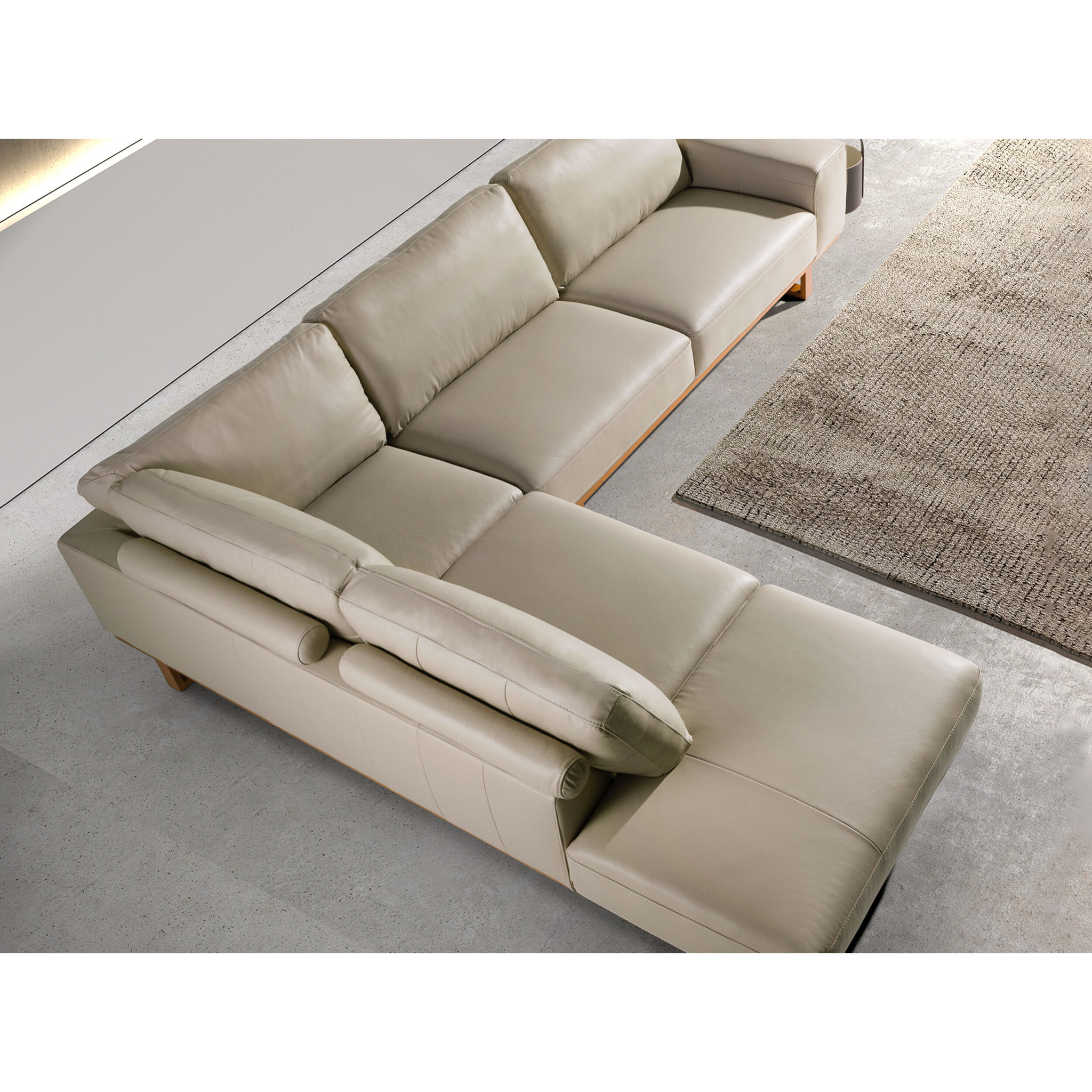 Sofá rinconera Angel Cerdá izquierda de 5 plazas tapizado en piel de origen vacuno en arena patas de madera en miel 316x252x82cm