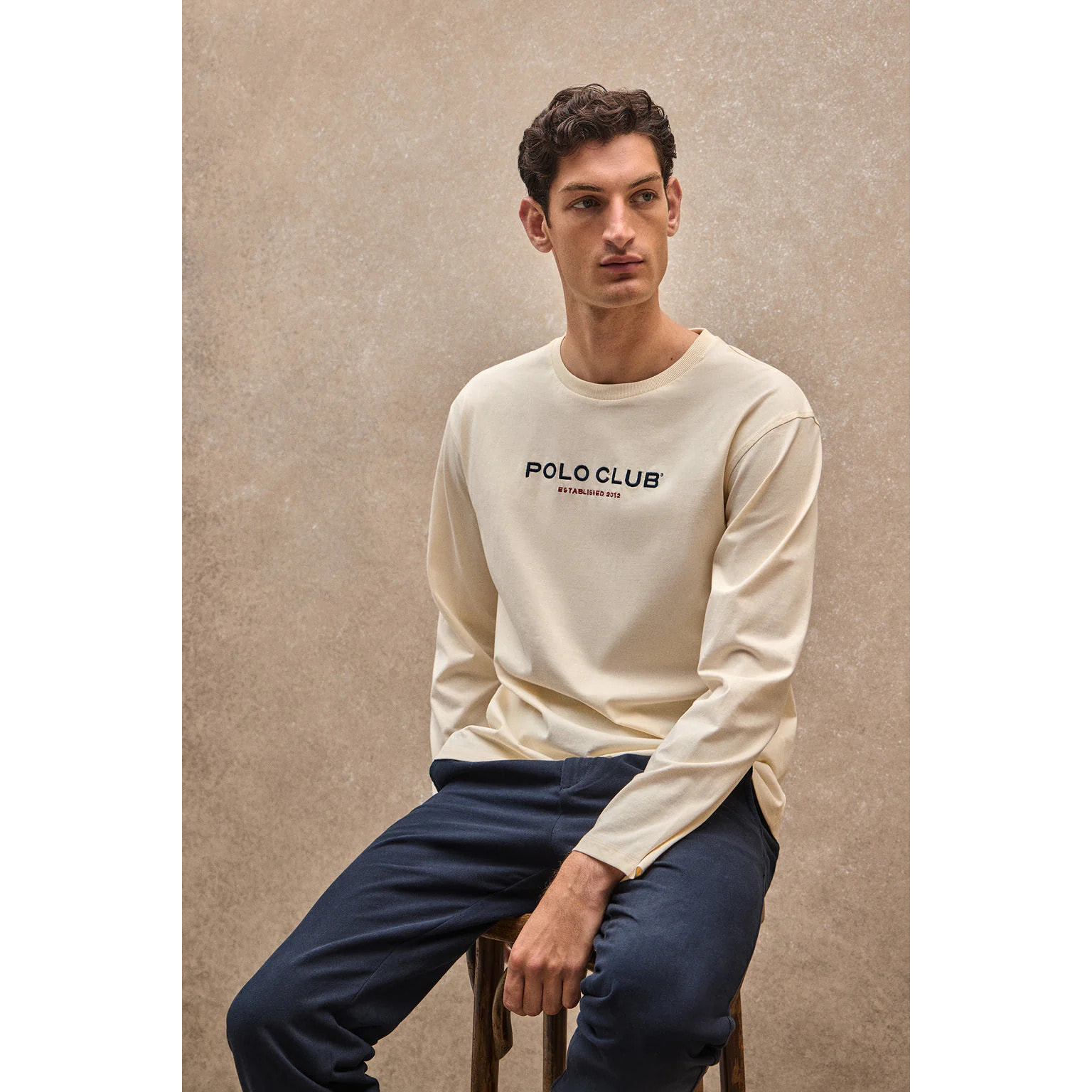 Camiseta color crudo de manga larga con logo Established 2012 Polo Club